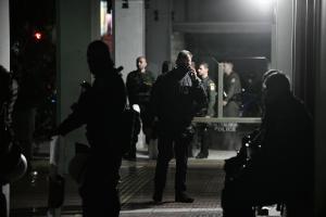 Στον εισαγγελέα Πειραιά οδηγούνται οι αστυνομικοί που ενεπλάκησαν στην αιματηρή καταδίωξη στο Πέραμα