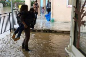 Εκπαιδευτικός με παιδί στην αγκαλιά