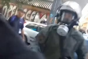 Βίντεο με άνδρα των ΜΑΤ να σπάει κατάστημα