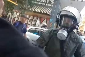 Άνδρας των ΜΑΤ σπάει κατάστημα