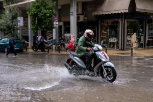 Μηχανάκι στη βροχή