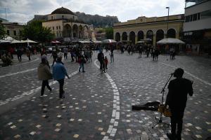Κόσμος στο Μοναστηράκι