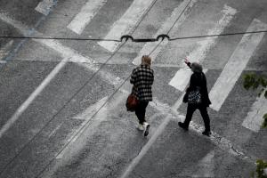 Κόσμος σε διάβαση στην Αθήνα