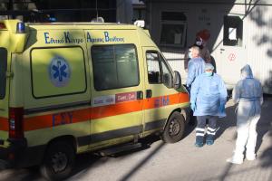 Υγειονομικοί έξω από το Ιπποκράτειο Θεσσαλονίκης