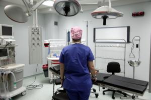 Νοσηλεύτρια σε χειρουργείο