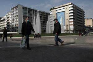Κόσμος περπατάει στην πλατεία στην Ομόνοια