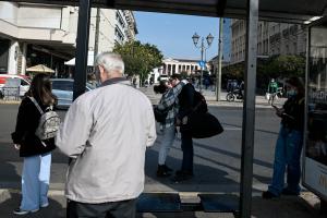 Κόσμος στην πλατεία Κλαυθμώνος