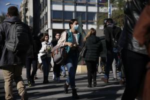Κόσμος περπατά στο Σύνταγμα
