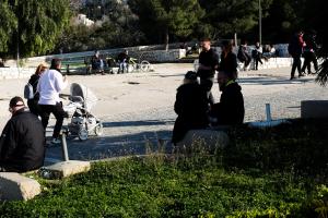 Κόσμος περπατά στο Θησείο