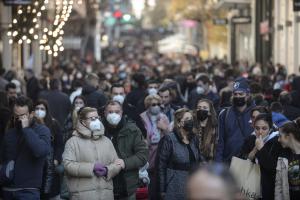 Κόσμος φοράει μάσκες στην οδό Ερμού 24 Δεκεμβρίου 2021.