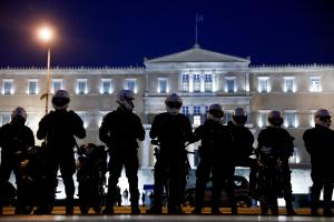 Αστυνομικοί μπροστά στη Βουλή