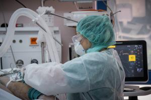 Νοσηλεύτρια στη ΜΕΘ του νοσοκομείου Σωτηρία
