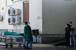 Νοσηλευτής στο νοσοκομείο Γεννηματάς