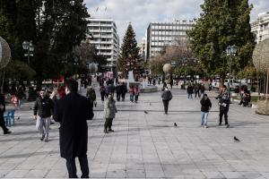 Κόσμος στην πλατεία Συντάγματος