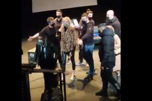 Η Σάσα Σταμάτη διακόπτει την παράσταση του Χριστόφουρου Ζαραλίκου
