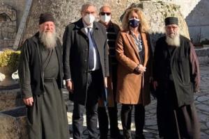 Ο Διονύσης Ακτύπης πλάι σε μοναχούς