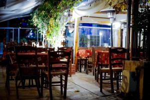 Καρέκλες σε κατάστημα στην εστίαση