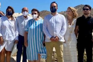 Η Λίνα Μενδώνη στη Δήλο με την οικογένεια Λεβέντη