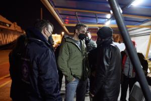 Ο Κυριάκος Μητσοτάκης με άστεγους στον Πειραιά