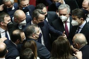 Ο Κυριάκος Μητσοτάκης με βουλευτές της ΝΔ