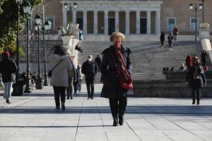 Κόσμος στην πλατεία Συντάγματος