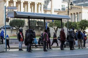 Κόσμος σε στάση λεωφορείου
