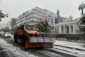 Χιόνια έξω από το Μέγαρο Μαξίμου