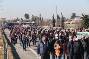 Συμβολικός αποκλεισμός της εθνικής οδού από αγρότες που έχουν συγκεντρωθεί στον κόμβο της Νίκαιας στη Λάρισα, 6 Φεβρουαρίου 2022.