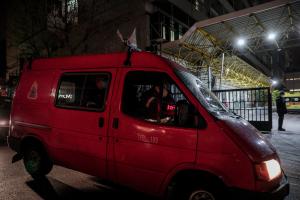 Ασθενοφόρο του ΕΚΑΒ έξω από το νοσοκομείο Ευαγγελισμός