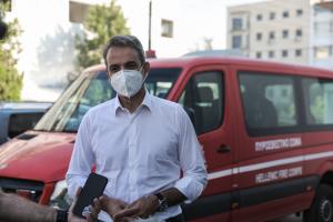 Ο Κυριάκος Μητσοτάκης στο κέντρο επιχειρήσεων της Πυροσβεστικής