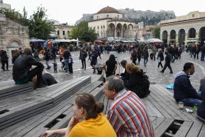 Κόσμος στο Μοναστηράκι