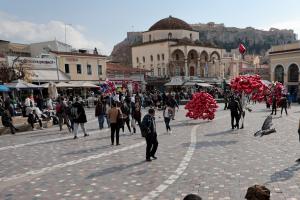 Κόσμος στο Μοναστηράκι