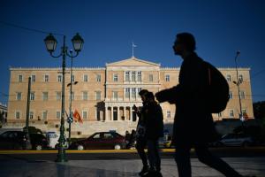 Κόσμος έξω από τη Βουλή