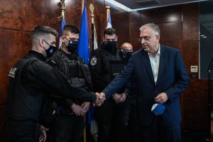 Ο Τάκης Θεοδωρικάκος με αστυνομικούς