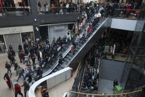 ΟΥΚΡΑΝΙΑ ΠΟΛΙΤΕΣ ΤΡΕΧΟΥΝ ΣΕ ΚΑΤΑΦΥΓΙΟ