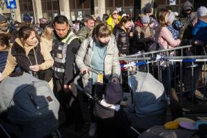 Πρόσφυγες από την Ουκρανία στο Βέλγιο έξω από τα γραφεία της Υπηρεσίας Μετανάστευσης, 10 Μαρτίου 2022.