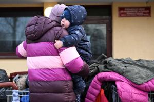 Πρόσφυγες από την Ουκρανία στον σταθμό των τρένων στο Πρζέμισλ της Πολωνίας, 1 Μαρτίου 2022.