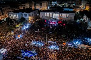Πλήθος κόσμου στη Συναυλία Ειρήνης στα Προπύλαια που διοργάνωσε η «Αλληλεγγύη για Όλους» κατά του πολέμου στην Ουκρανία, 29 Μαρτίου2022.