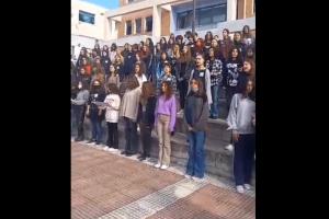 Μαθητές στο Ίλιον τραγουδούν