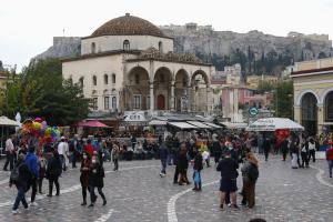 Κόσμος στο Μοναστηράκι