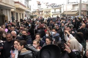 Κόσμος έξω από το σπίτι της Ρούλας Πισπιρίγκου
