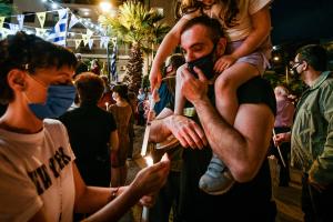 ΑΝΑΣΤΑΣΗ ΠΑΣΧΑ ΚΟΡΩΝΟΪΟΣ ΜΑΣΚΕΣ ΜΑΣΚΑ ΟΙΚΟΓΕΝΕΙΑ ΠΑΙΔΙ