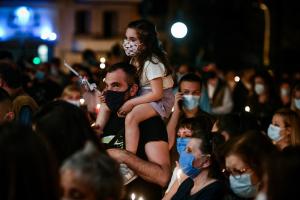 ΠΑΣΧΑ ΑΝΑΣΤΑΣΗ ΓΟΝΕΙΣ ΠΑΡΕΡΑΣ ΠΑΙΔΙ ΚΟΡΗ ΜΑΣΚΑ