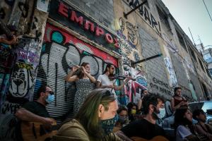 Η ομάδα «Τραγούδι Μήνυμα Αντίστασης» σε μουσική εκδήλωση μπροστά στη σφραγισμένη είσοδο του θεάτρου «ΕΜΠΡΟΣ», 26 Μαΐου 2021.