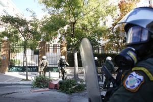 Αστυνομία έξω από την ΑΣΟΕΕ