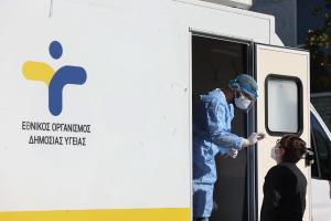 Κλιμάκιο του ΕΟΔΥ διενεργεί rapid test