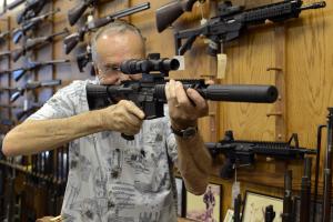 ΗΠΑ ΟΠΛΑ ΠΩΛΗΤΗΣ AR-15 ΣΙΓΑΣΤΗΡΑΣ