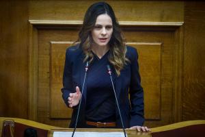 Η Έφη Αχτσιόγλου στη Βουλή, Φεβρουάριος 2022.