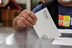 Μέλος του ΣΥΡΙΖΑ – ΠΣ ρίχνει τον φάκελο με τα ψηφοδέλτια για την ανάδειξη προέδρου και νέας Κεντρικής Επιτροπής, 16 Μαΐου 2022.