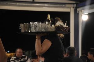 Σερβιτόρα σε ψαροταβέρνα στη Νέα Κίο Αργολίδας 2021.
